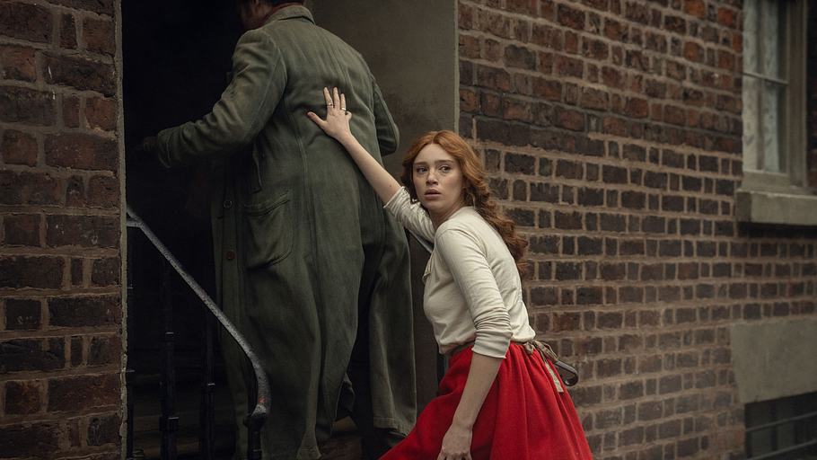 Ellen Cochrane (Niamh McCormack) versteckt ihren Bruder Patrick Cochrane (Seamus O’Hara).