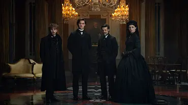 Die Guinness-Erben Ben (Fionn OShea), Edward (Louis Partridge), Arthur (Anthony Boyle) und Anne (Emily Fairn) in „House of Guinness“. - Foto: Ben Blackall/Netflix Die Guinness-Erben Ben (Fionn OShea), Edward (Louis Partridge), Arthur (Anthony Boyle) und Anne (Emily Fairn) in „House of Guinness“. - Foto: Ben Blackall/Netflix