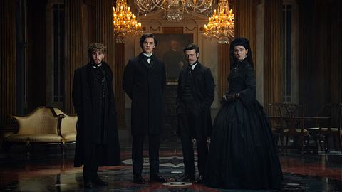 Die Guinness-Erben Ben (Fionn OShea), Edward (Louis Partridge), Arthur (Anthony Boyle) und Anne (Emily Fairn) in „House of Guinness“. - Foto: Ben Blackall/Netflix