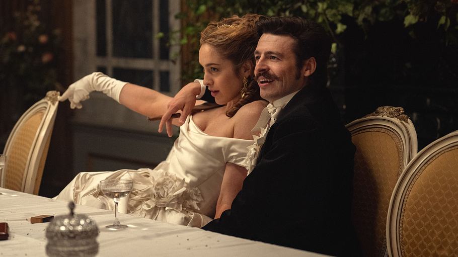 Lady Olivia Hedges (Danielle Galligan) und Arthur Guinness (Anthony Boyle) in der Serie „House of Guinness“.
