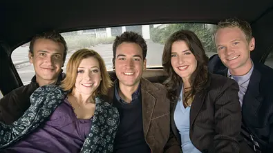 Der fünfköpfige Cast von How I Met Your Mother sitzt lächelnd zusammen. - Foto: IMAGO / Allstar