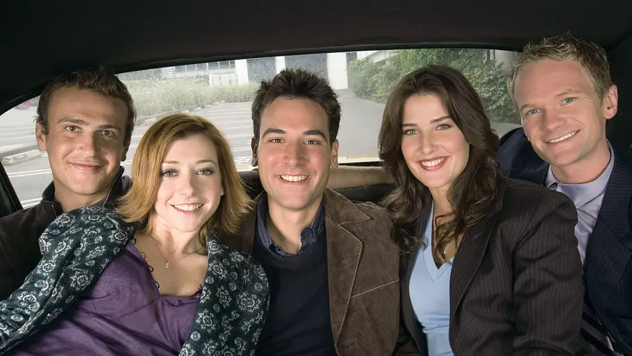 Mit seinen Ex-Kollegen spricht Josh Radnor nur selten. Der fünfköpfige Cast von How I Met Your Mother sitzt lächelnd zusammen.