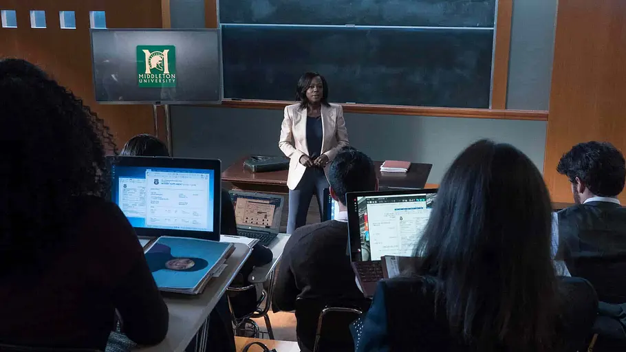 Jura-Professorin Annalise Keating aus der Serie „How to Get Away with Murder“ steht im Hörsaal und gibt eine Vorlesung.