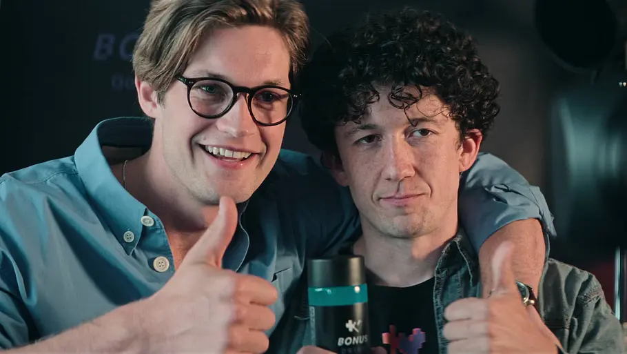 Die Schauspieler Damian Hardung und Maximilian Mundt in „How to Sell Drugs Online (Fast)“ machen Daumen hoch.