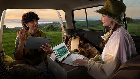 Zwei Personen arbeiten in einem Bully mit ihren Huawei MatePads in der Natur. - Foto: @2025 Huawei Device Co., Ltd