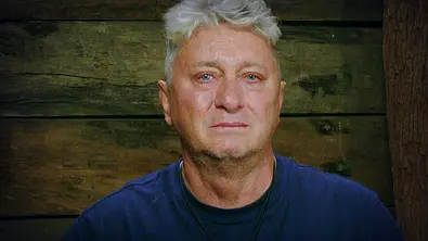 Hubert Falla mit ernster Miene und feuchten Augen im Dschungelcamp - Foto: RTL