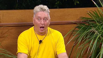 Hubert Fella reißt die Augen und den Mund weit auf und leidet in der Dschungelprüfung  - Foto: RTL