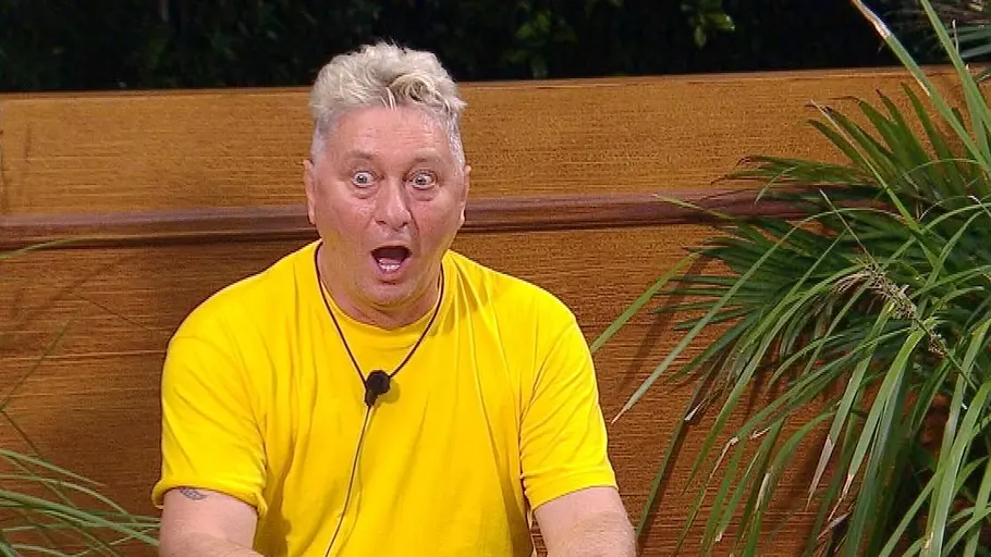 Hubert Fella leidet in der Dschungelprüfung Hubert Fella reißt die Augen und den Mund weit auf und leidet in der Dschungelprüfung