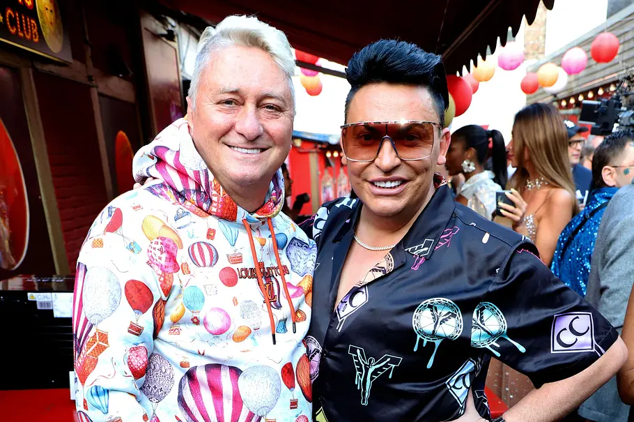 Hubert Fella und Matthias Mangiapane sind seit 20 Jahren ein Paar und posieren nebeneinander