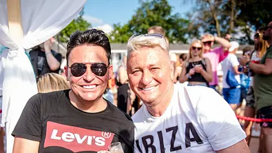 Hubert Fella und Matthias Mangiapane lächeln in die Kamera - Foto: IMAGO / Hartenfelser