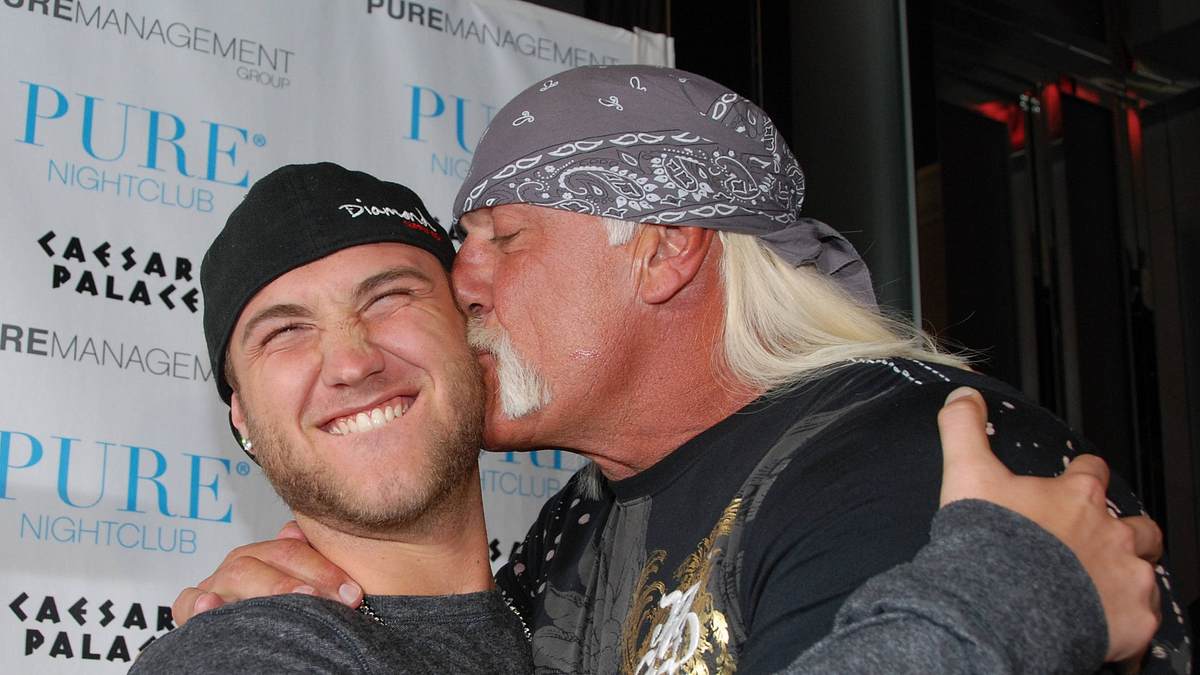 Nick Hogan wird von seinem Vater Hulk Hogan umarmt und bekommt einen Kuss auf die Wange.