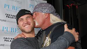 Nick Hogan wird von seinem Vater Hulk Hogan umarmt und bekommt einen Kuss auf die Wange. - Foto: IMAGO / ZUMA Press