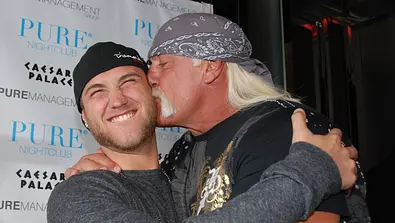 Nick Hogan wird von seinem Vater Hulk Hogan umarmt und bekommt einen Kuss auf die Wange. - Foto: IMAGO / ZUMA Press
