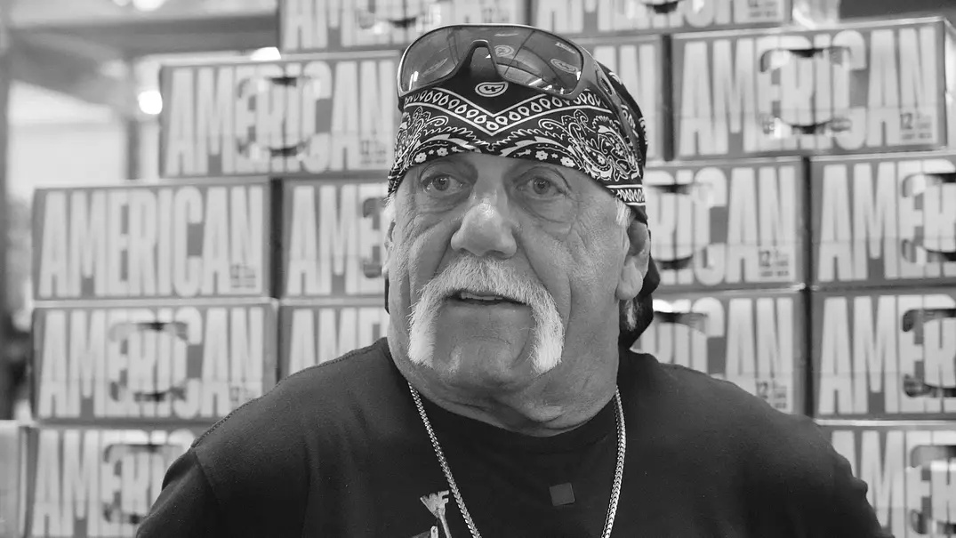 Hulk Hogan, der im Juli 2025 starb, hier mit Kopftuch und Sonnenbrille auf dem Kopf. - Foto: IMAGO / UPI Photo