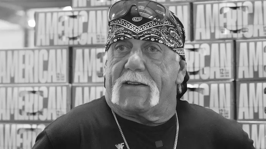 Hulk Hogan Hulk Hogan, der im Juli 2025 starb, hier mit Kopftuch und Sonnenbrille auf dem Kopf.