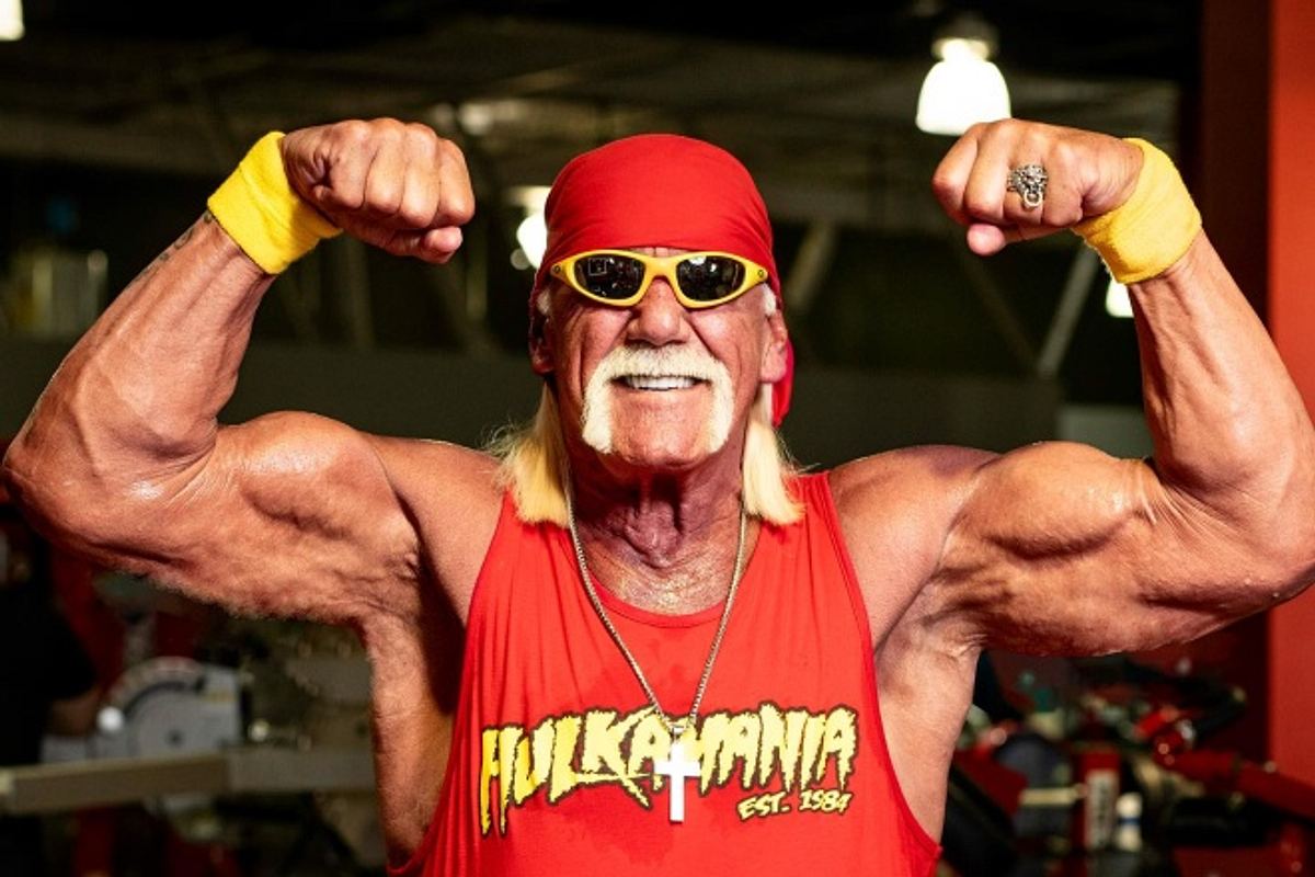 Hulk Hogan bei einem WWE-Auftritt, mit Bandana und Schnauzer – 1980er-Stil
