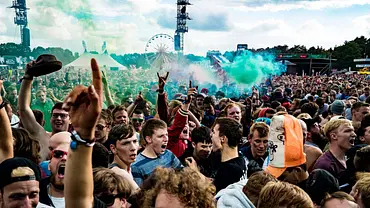 Fans gehen beim Hurricane-Festival ab - Foto: IMAGO / Chris Emil Janßen Fans gehen beim Hurricane-Festival ab - Foto: IMAGO / Chris Emil Janßen