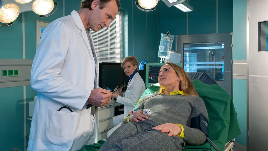 In aller Freundschaft": Neue Liebe für Martin? SIE hat nur noch Augen für den Oberarzt