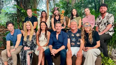 Gruppenfoto der Kandidaten aus dem Dschungelcamp 2026 beim Wiedersehen im Studio, mehrere Teilnehmer sitzen und stehen gemeinsam in tropischer Kulisse. - Foto: RTL
