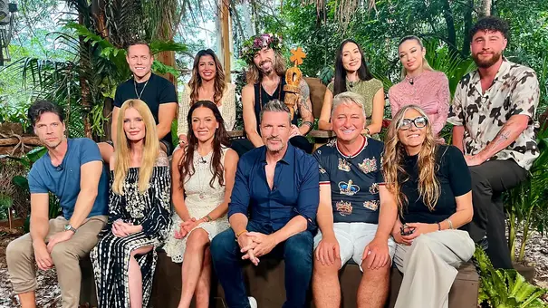 Gruppenfoto der Kandidaten aus dem Dschungelcamp 2026 beim Wiedersehen im Studio, mehrere Teilnehmer sitzen und stehen gemeinsam in tropischer Kulisse. - Foto: RTL