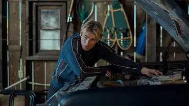 Cole lehnt sich über ein Auto und schaut in die Ferne. - Foto: COURTESY OF NETFLIX