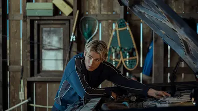 Cole lehnt sich über ein Auto und schaut in die Ferne. - Foto: COURTESY OF NETFLIX Cole lehnt sich über ein Auto und schaut in die Ferne. - Foto: COURTESY OF NETFLIX