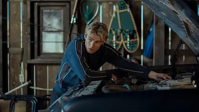 Cole lehnt sich über ein Auto und schaut in die Ferne. - Foto: COURTESY OF NETFLIX Cole lehnt sich über ein Auto und schaut in die Ferne. - Foto: COURTESY OF NETFLIX