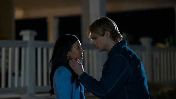 Szene aus „Ich und die Walter Boys“: Jackie und Cole stehen vor dem Haus und küssen sich fast. - Foto: DAVID BROWN/NETFLIX