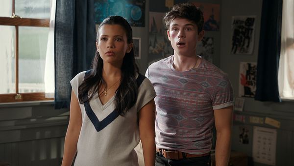 Jackie und Alex schauen während einer Szene von Ich und die Walter Boys erschrocken drein - Foto: COURTESY OF NETFLIX