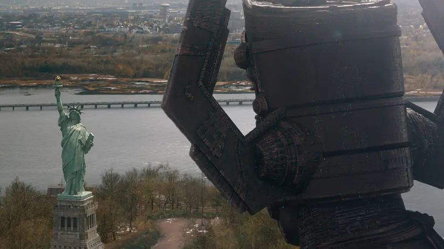 Ihr könnt noch so oft sagen „Doofer Helm!“, Galactus ist zu hoch und wird es nicht hören. Galactus sieht sich die Freiheitsstatue von oben an.