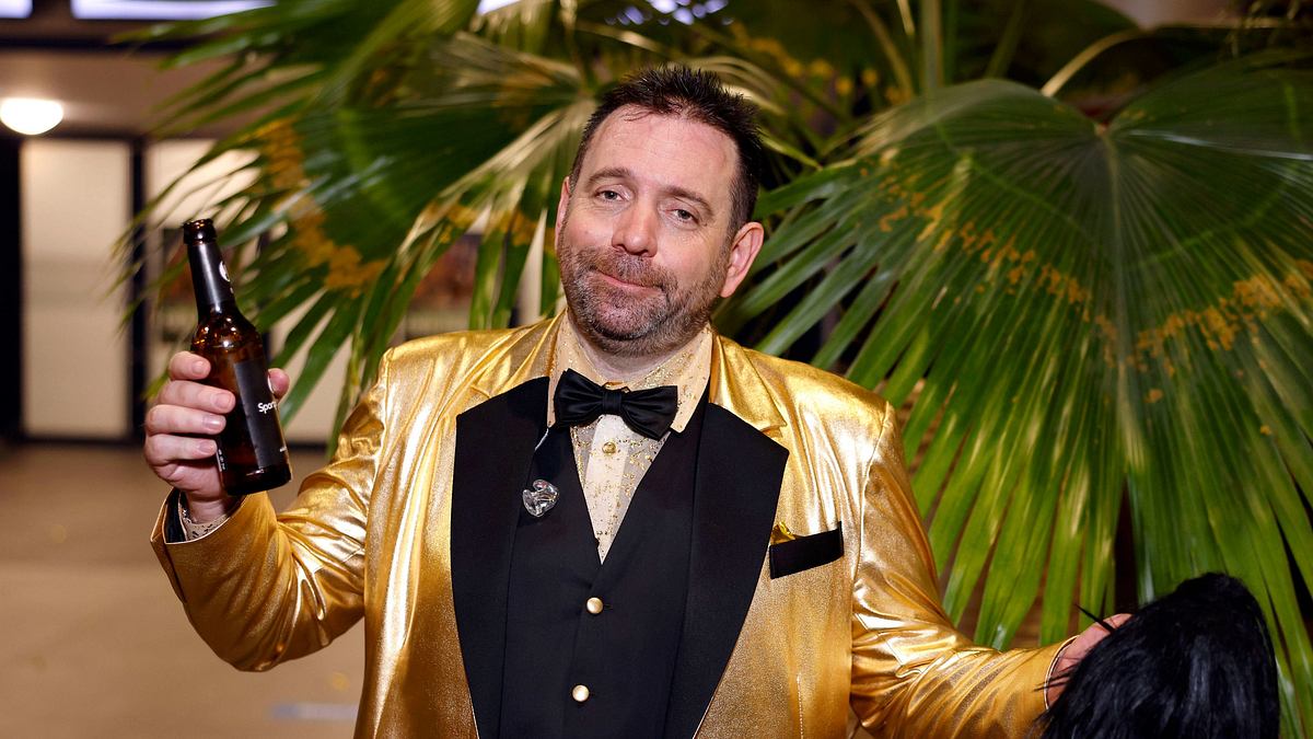 Ikke Hüftgold Ikke Hüftgold posiert im goldenen Anzug für die Kamera