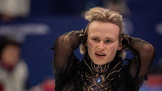 Eiskunstlauf-Sensation Ilia Malinin, hier mit verzweifeltem Blick, stürzte beim Olympia-Finale und sieht sich jetzt mit Hass konfrontiert. - Foto: IMAGO / ZUMA Press Wire Eiskunstlauf-Sensation Ilia Malinin, hier mit verzweifeltem Blick, stürzte beim Olympia-Finale und sieht sich jetzt mit Hass konfrontiert. - Foto: IMAGO / ZUMA Press Wire