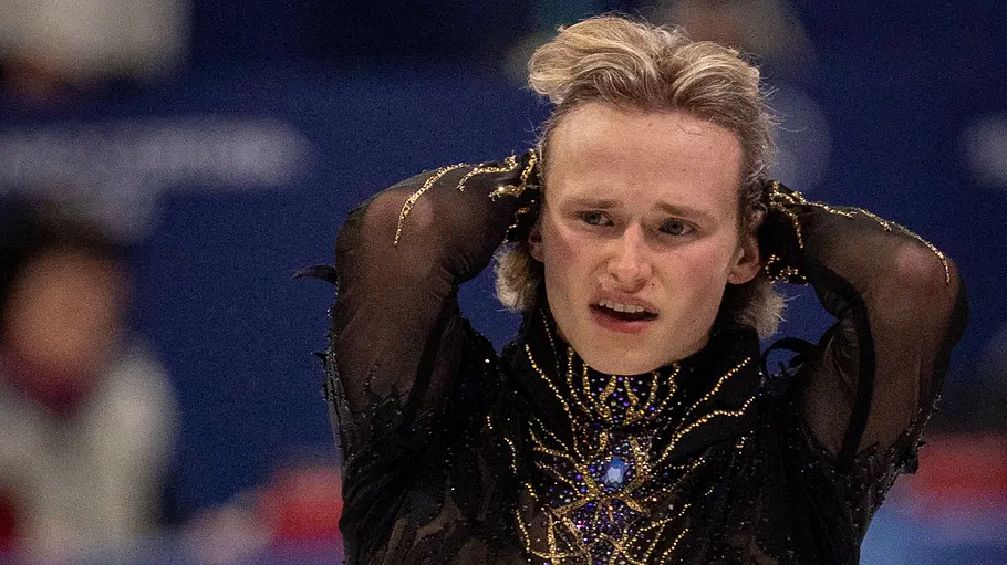 Eiskunstlauf-Sensation Ilia Malinin. Eiskunstlauf-Sensation Ilia Malinin, hier mit verzweifeltem Blick, stürzte beim Olympia-Finale und sieht sich jetzt mit Hass konfrontiert.