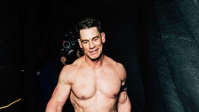 John Cena amüsiert und oberkörperfrei hinter den WWE-Kulissen. - Foto: © 2025 WWE/Netflix, Inc.