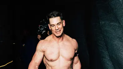 John Cena amüsiert und oberkörperfrei hinter den WWE-Kulissen. - Foto: © 2025 WWE/Netflix, Inc.