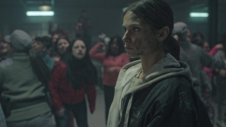 Szene aus der Netflix-Serie „Im Dreck“: Eine verschmutzte Gefängnisinsassin steht im Vordergrund, während im Hintergrund andere Frauen in einer Auseinandersetzung zu sehen sind. - Foto: netflix