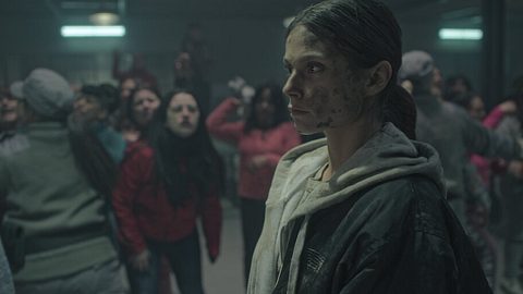 Szene aus der Netflix-Serie „Im Dreck“: Eine verschmutzte Gefängnisinsassin steht im Vordergrund, während im Hintergrund andere Frauen in einer Auseinandersetzung zu sehen sind. - Foto: netflix