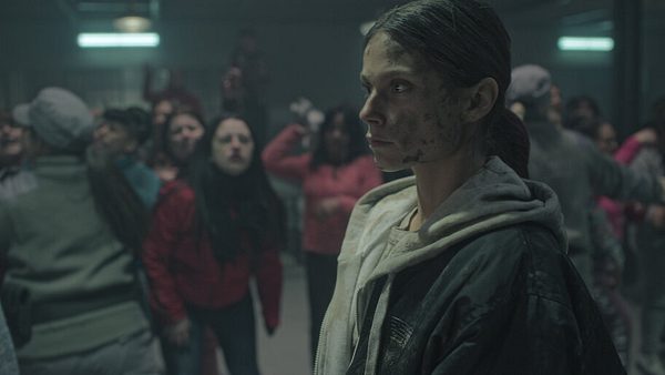 Szene aus der Netflix-Serie „Im Dreck“: Eine verschmutzte Gefängnisinsassin steht im Vordergrund, während im Hintergrund andere Frauen in einer Auseinandersetzung zu sehen sind. - Foto: netflix