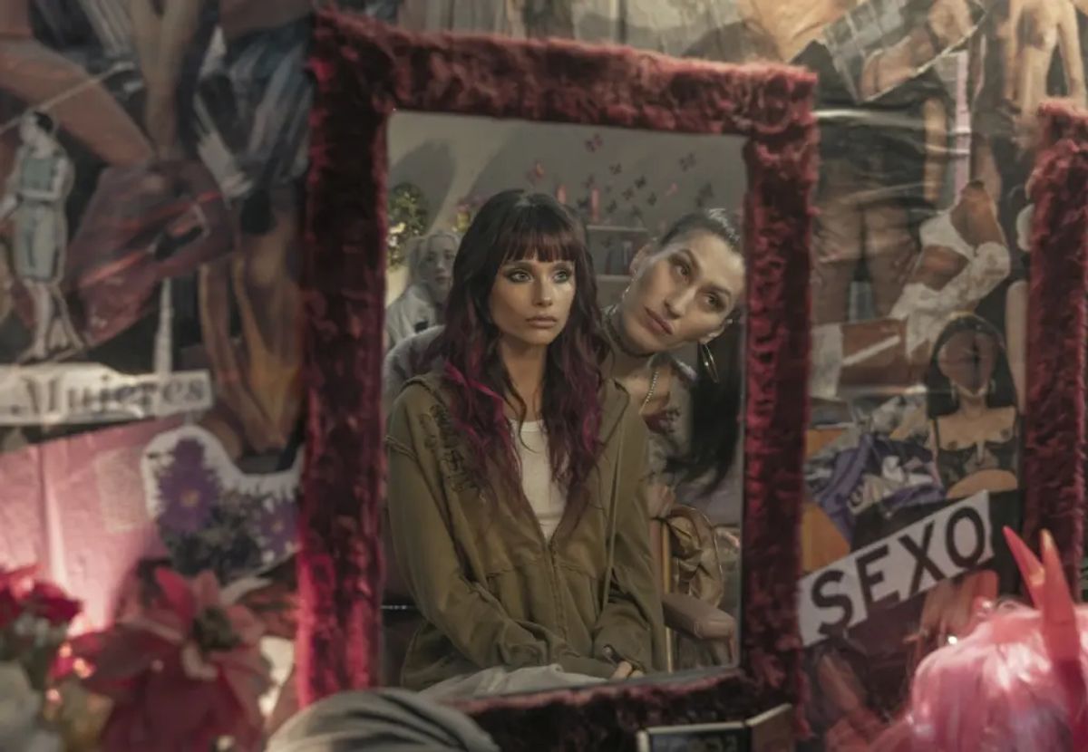 Marina Delorsi in der Netflix-Serie „Im Dreck“, gespiegelt vor einer Collage aus Bildern und Schriftzügen.
