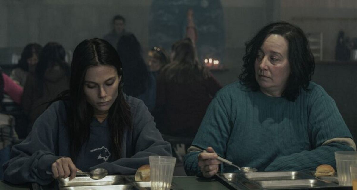 Im Dreck Staffel 1 Zwei weibliche Häftlinge sitzen in der Kantine des Gefängnisses La Quebrada in der Netflix-Serie „Im Dreck“