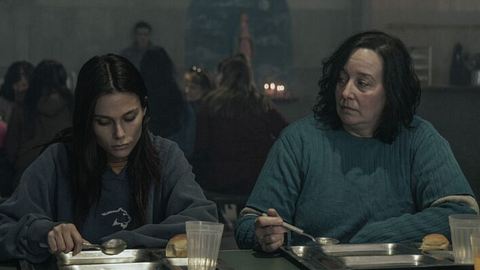 Zwei weibliche Häftlinge sitzen in der Kantine des Gefängnisses La Quebrada in der Netflix-Serie „Im Dreck“ - Foto: Consuelo Oppizzi / Netflix