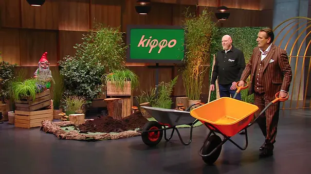 Patrick Waligorski und Ralf Dümmel stehen mit zwei Schubkarren in einer Kulisse mit Pflanzen, Gartenzwerg und „kippo“-Schild. - Foto: RTL Patrick Waligorski und Ralf Dümmel stehen mit zwei Schubkarren in einer Kulisse mit Pflanzen, Gartenzwerg und „kippo“-Schild. - Foto: RTL