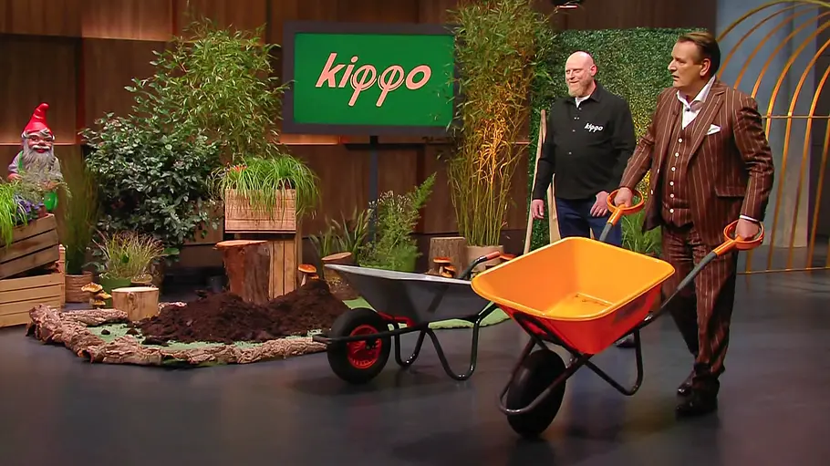 Im Fernsehen lief es zwischen Patrick Waligorski und Ralf Dümmel noch hervorragend. Patrick Waligorski und Ralf Dümmel stehen mit zwei Schubkarren in einer Kulisse mit Pflanzen, Gartenzwerg und „kippo“-Schild.