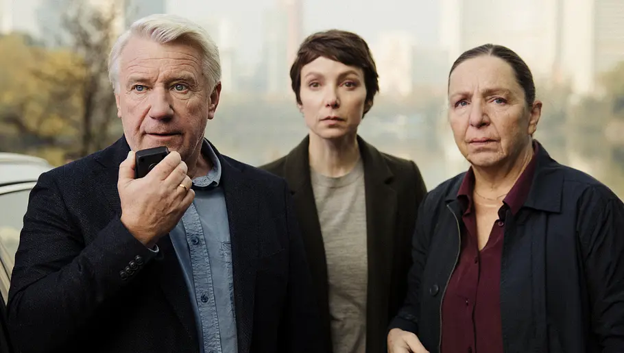 Im Schatten der Angst - Der Skorpion: Neben einem Auto steht der forensische Psychiater Paul Kressmann (Jörg Schüttauf) und hält ein Funkgerät in der Hand. Neben ihm stehen Karla Eckhardt (Julia Koschitz) und Kommissarin Radek (Susi Stach). Alle drei wirken äußerst angespannt und blicken in die gleiche Richtung. Im Schatten der Angst - Der Skorpion: Neben einem Auto steht der forensische Psychiater Paul Kressmann (Jörg Schüttauf) und hält ein Funkgerät in der Hand. Neben ihm stehen Karla Eckhardt (Julia Koschitz) und Kommissarin Radek (Susi Stach). Alle drei wirken äußerst angespannt und blicken in die gleiche Richtung.