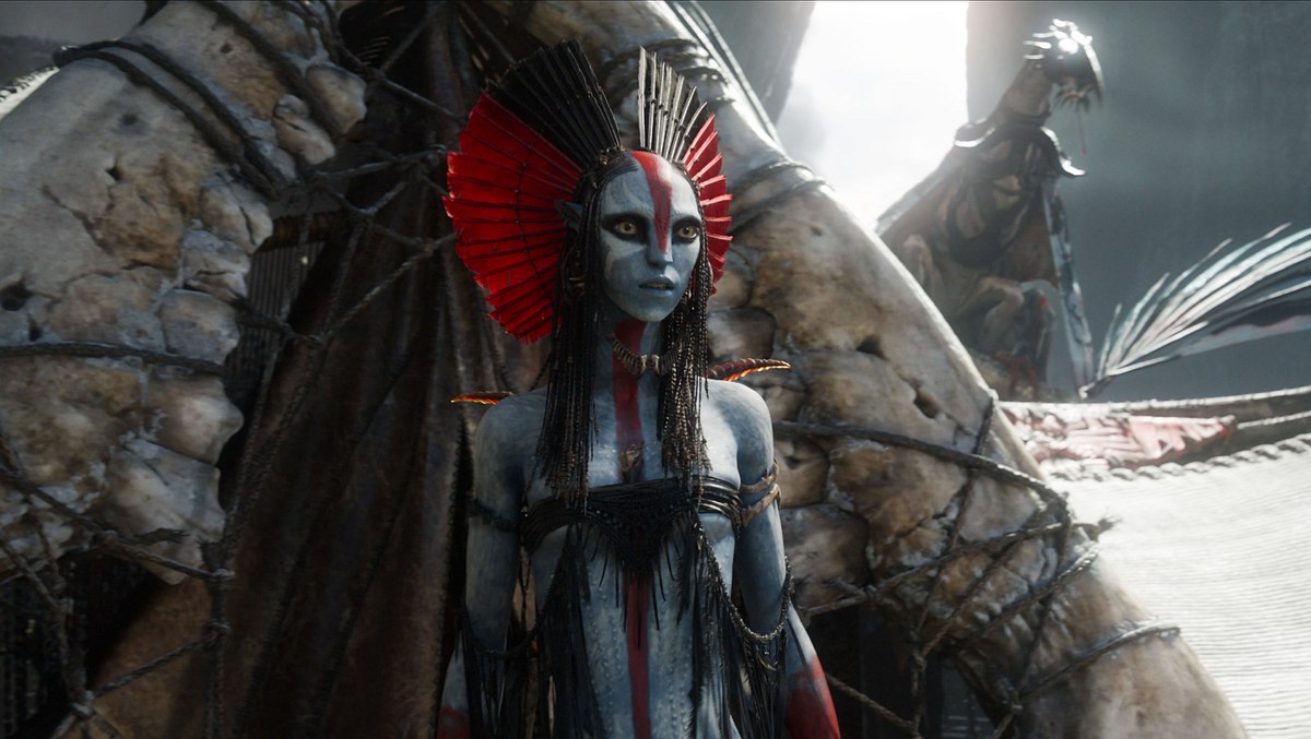 Im Vorgänger stand noch Wasser im Fokus, „Avatar: Fire and Ash“ konzentriert sich nun – man ahnt es – aufs Feuer. Varang tritt aus ihrem Zelt hervor.
