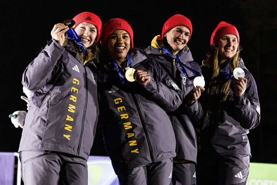 Die Silbermedaillengewinnerinnen Lisa Buckwitz und Neele Schuten sowie die Olympiasiegerinnen Laura Nolte und Deborah Levi posieren bei der Siegerehrung im Zweierbob der Frauen bei den Olympischen Winterspielen 2026 im Cortina Sliding Centre.