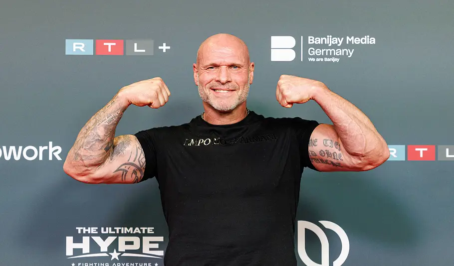 Thorsten Legat flext die Muskeln