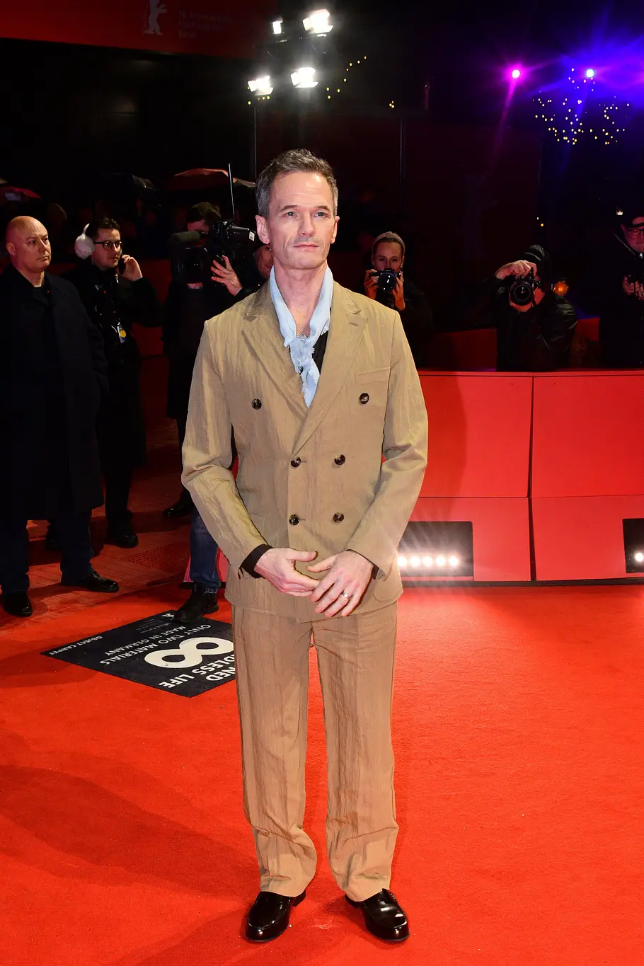 Neil Patrick Harris im gekreppten, beigefarbenen Anzug