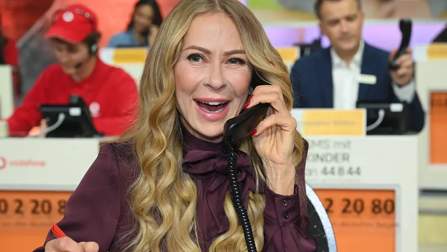 Jenny Elvers telefoniert