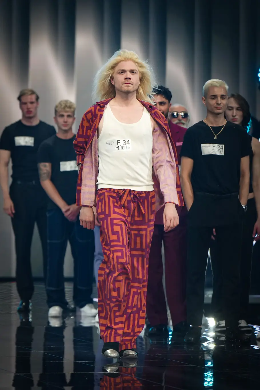 GNTM 2026 GNTM-Kandidat läuft über den Catwalk.